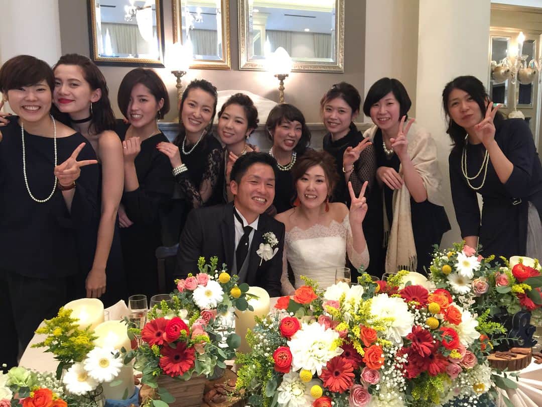 平山奈美のインスタグラム：「. 熊本信愛女学院バレー部 なんさん愛しとっぞ。 . #熊本 #信愛 #バレー部 #結婚式 #  #全員集合 #平均身長170cm #熊本城 #震災後の熊本城に心打たれた#happy #wedding #dress #love #friends #volleyball  #big . 1 #巨乳減ってdカップ野郎 2 #エンジニアと見せかけ野郎 3 #ただの幸せ新婦野郎 4 #3児の人妻野郎 5 #カラスのBGMでカラスの愚痴野郎 6 #熊本城バックに筋トレ野郎 7 #元自衛隊兵士野郎 8 #5月幸せ待ち野郎 9 #mgmg 10 #10年先まで独身宣言野郎」