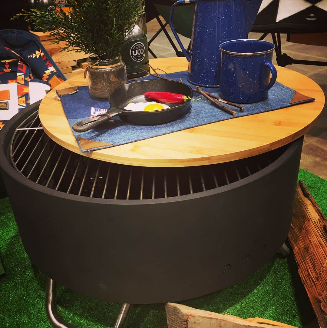 CRATE.JAPANさんのインスタグラム写真 - (CRATE.JAPANInstagram)「direct designs 『Revolver』 ダイレクトデザインのBBQグリルコンロ。 一台でファイヤーピット・グリル・テーブルと3役こなすのに、シンプルなデザインのカッコイイお品(∩'-'⊂)🎵 . . .  Simple is the BEST(∩'-'⊂)🎵 . . .  材質…スチール＆ステンレス 重量…14kg サイズ…600×H365mm （バンブーテーブルトップ付属） 価格…28,000yen+tax · 只今CRATEではグリル全品20%OFF SALE中!!! ……来てね٩(*´◒`*)۶ · #リボルバー#bbq#焚き火台#グリル#コンロ#bbqグリル#ダイレクトデザイン#outdoor#キャンプ#楽しい時間#ガーデンパーティー#ベランダキャンプ#庭キャンプ#焚き火#キャンプファイヤー#オールシーズン#みんなで#ワイワイ#ガヤガヤ#枚方crate#lifeisgood」12月5日 22時00分 - crate.japan