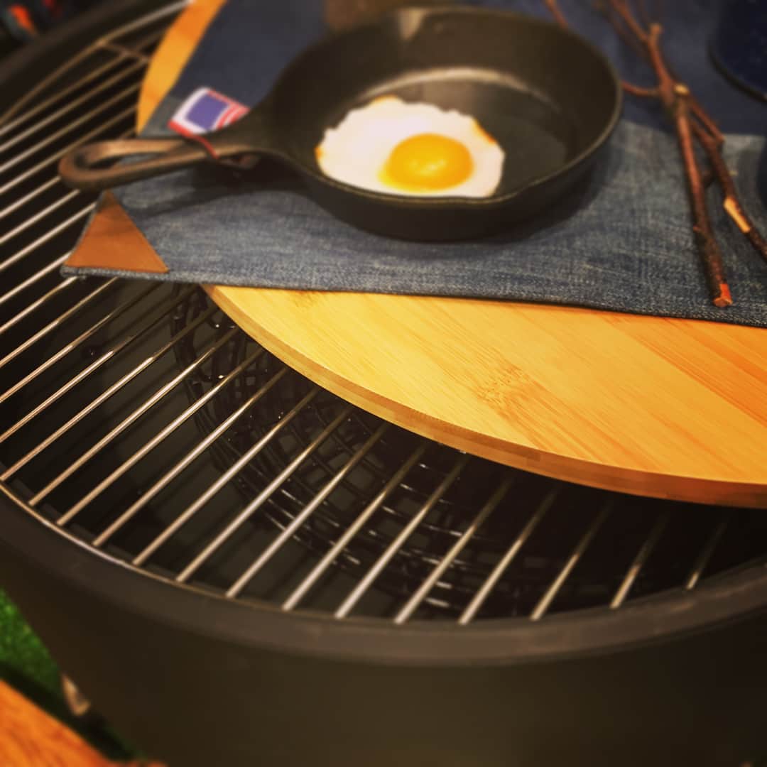 CRATE.JAPANさんのインスタグラム写真 - (CRATE.JAPANInstagram)「direct designs 『Revolver』 ダイレクトデザインのBBQグリルコンロ。 一台でファイヤーピット・グリル・テーブルと3役こなすのに、シンプルなデザインのカッコイイお品(∩'-'⊂)🎵 . . .  Simple is the BEST(∩'-'⊂)🎵 . . .  材質…スチール＆ステンレス 重量…14kg サイズ…600×H365mm （バンブーテーブルトップ付属） 価格…28,000yen+tax · 只今CRATEではグリル全品20%OFF SALE中!!! ……来てね٩(*´◒`*)۶ · #リボルバー#bbq#焚き火台#グリル#コンロ#bbqグリル#ダイレクトデザイン#outdoor#キャンプ#楽しい時間#ガーデンパーティー#ベランダキャンプ#庭キャンプ#焚き火#キャンプファイヤー#オールシーズン#みんなで#ワイワイ#ガヤガヤ#枚方crate#lifeisgood」12月5日 22時00分 - crate.japan