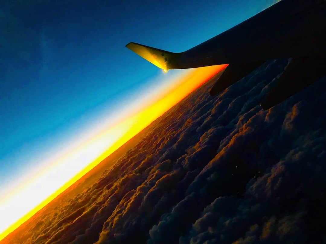松原江里佳さんのインスタグラム写真 - (松原江里佳Instagram)「☁️雲の上 夕焼け綺麗だし夜景も綺麗 街はこんなに明るいのね。 ✨ #夜景の一部になっているみなさんこんばんは #私は夜空の一部になってますこんにちは #飛行機  #空から  #空  #夕焼け  #夜景  #スターダスト #フリーアナウンサー  #景色 #綺麗 #帰ってきた #エリえもん」12月5日 22時12分 - erika_matsubara