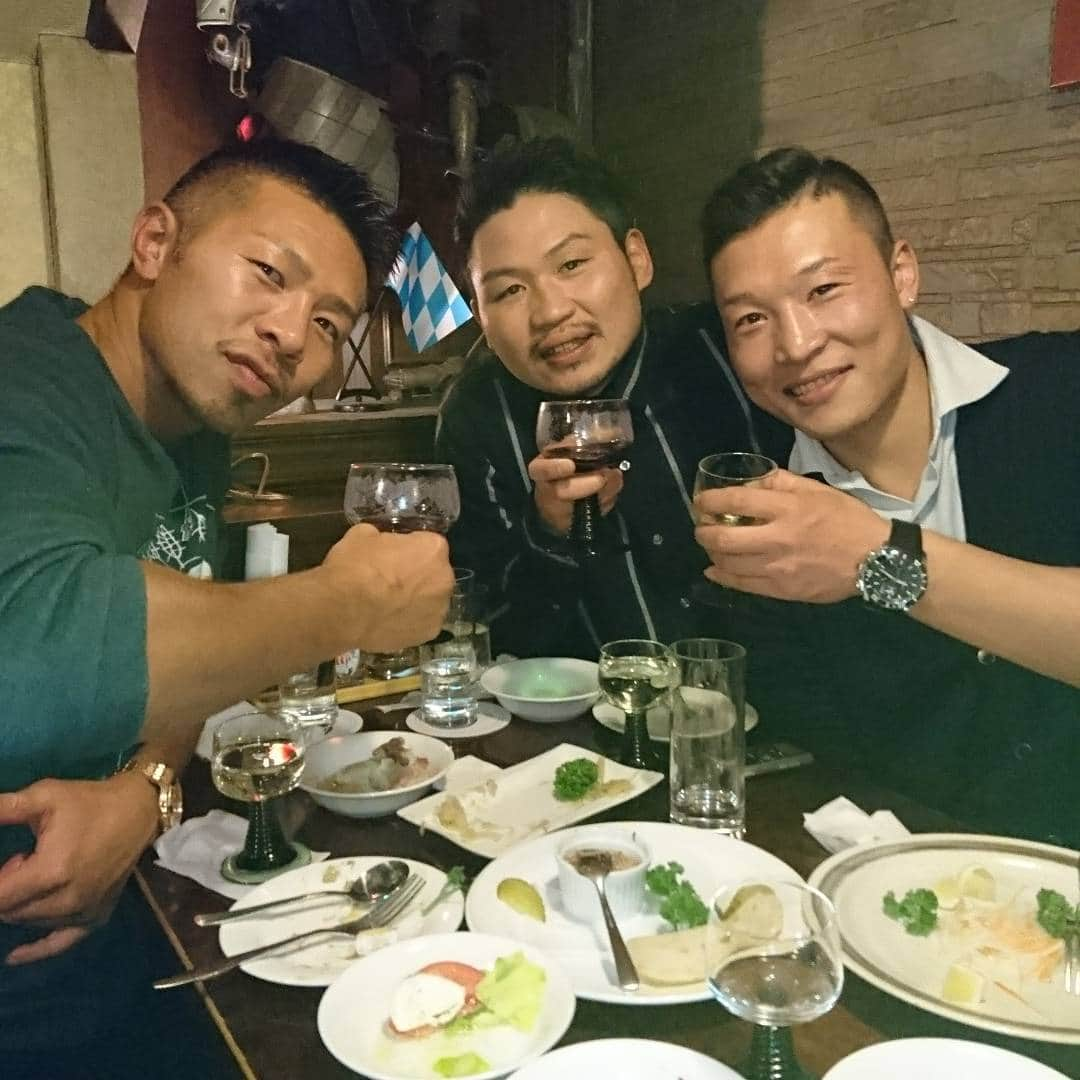 内山高志さんのインスタグラム写真 - (内山高志Instagram)「ボクシングビートの座談会。 この３人で飲み座談会やりました(^-^) 世界タイトルマッチ、三回目の相手、三浦隆司 ８回目の相手、金子大樹 三人とも今年引退！ めっちゃ盛り上がった👍 #ボクシングビート#新橋バーデンバーデン#三浦隆司#金子大樹#内山高志 #死闘を演じた相手」12月6日 10時04分 - takashikod