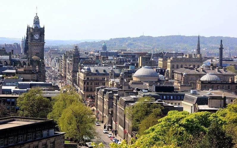 トレージャのインスタグラム：「December Destinations - Edinburgh, Scotland  #traveltuesday #travel #vacation #edinburgh #scotland #bestplacestogo #december #wanderlust #europe #lifegoals #travelgoals」