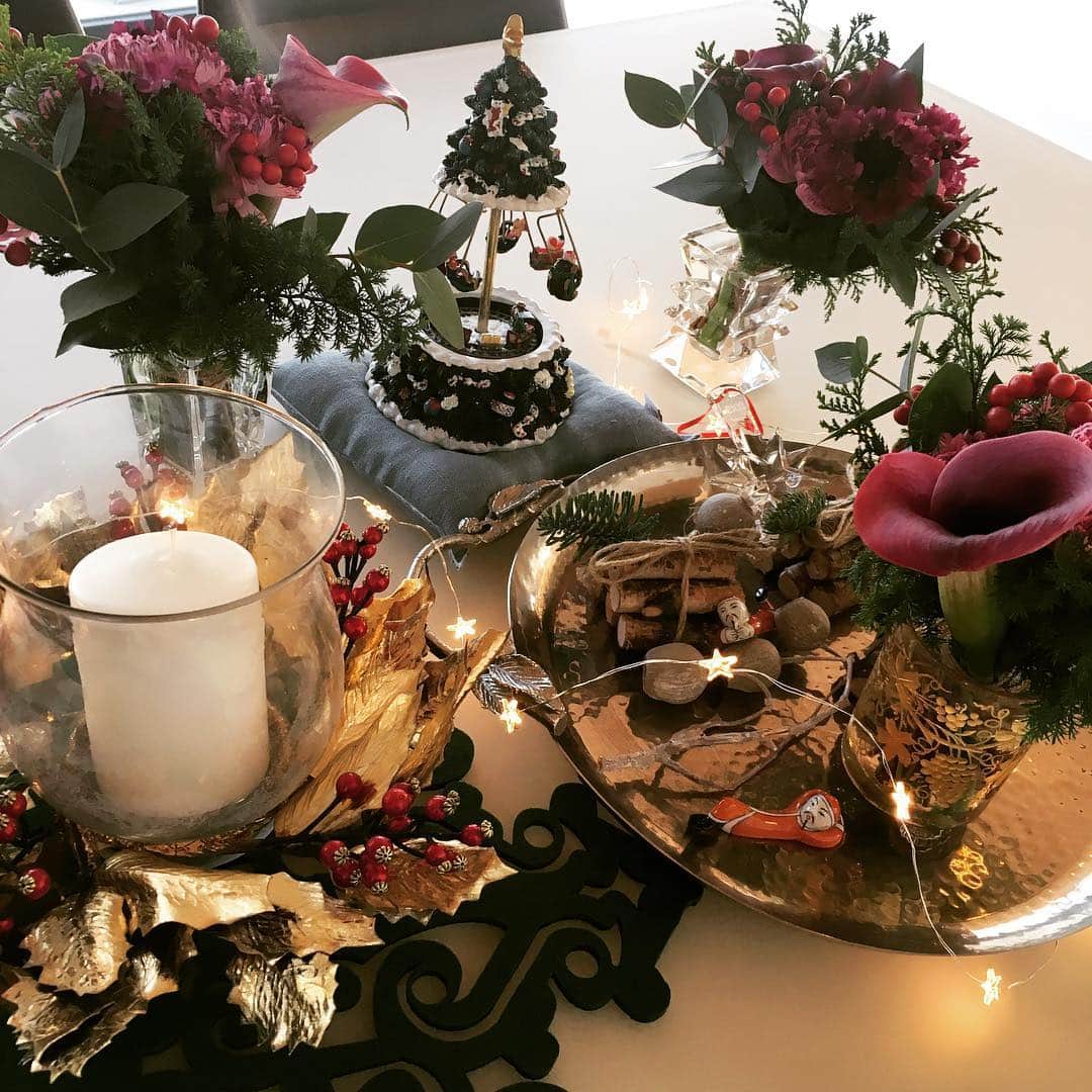 小川淳子さんのインスタグラム写真 - (小川淳子Instagram)「Christmas table🎄💞 お家の中も 少しずつXmasに🎅💖 毎年必ず飾っている のんびりサンタさんが２人💖 可愛い💖  #table #myhome #kids #mama #christmas  #smile」12月6日 20時29分 - junkoogawa1225