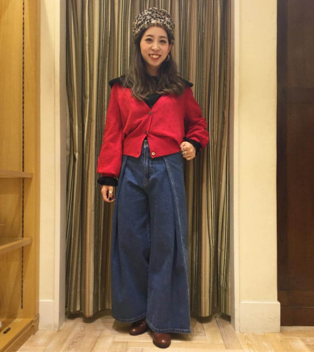ビームス金沢さんのインスタグラム写真 - (ビームス金沢Instagram)「＜RayBEAMS＞ フロッキードットVネックカーディガン ¥12,000+tax デニムタックフレアパンツ ¥11,500+tax . フロッキー加工したドット柄のＶネックカーディガン🎶3色展開で、黒と赤はボディー同色でさりげない印象に。グレーは黒のドットで目を惹くデザインになっております🤗 ウールの混率が少ないので春先まで着用して頂けるアイテムです🌱 パンツはウエスト部分に大胆にタックを施しており、遊び心とフェミニンさをプラスしたスタイリングの幅が広がること間違いなしのフレアデニムパンツです👖💘 . #BEAMS#RayBEAMS#SPlCEUP#ishikawa#kanazawa#japan#beams金沢#ootd#ビームス#レイビームス#石川#金沢#日本#ビームス金沢#カーディガン#ドット柄#ドット#デニム#フレアデニム#フレアデニムパンツ#denim」12月6日 19時38分 - beams_kanazawa