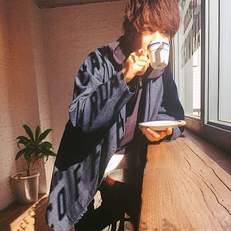 西銘駿のインスタグラム：「☕️ティータイム☕️ #中身空っぽです」