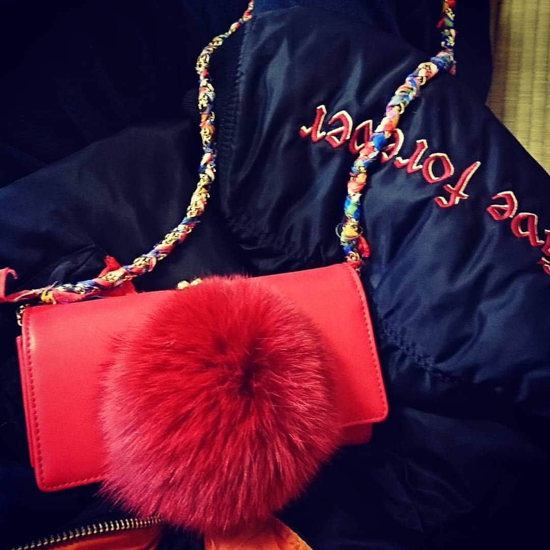 西山茉希さんのインスタグラム写真 - (西山茉希Instagram)「お誕生日の直前に 上京してくれていた母が渡してくれたプレゼント。  #マーくんのお財布 #だいぶ使い込んでいるからと #今は黄色だからと #真っ赤なボンボン財布をくれました #いつもぶらさげているからと #チェーンつきで #選んでくれた一品  嬉しかったなぁ。  32歳になってもプレゼントくれる母。  常に見守ってくれているママ。  お誕生日じゃなくても 感謝し続ける人。  #スカーフを破いてチェーンに編み込んだ #母と娘のコラボ財布 #32歳の守り神 #ママありがとう  俺流のメインだ⭐⭐⭐」12月6日 20時13分 - maki.nshiyama50