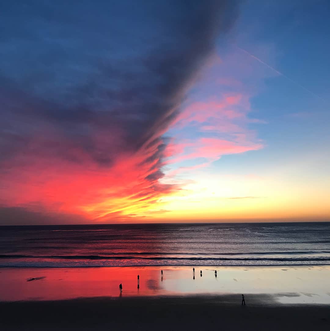 のインスタグラム：「awesome view sandiego🌇  サンディエゴの夕焼け ホッとする  でも練習中は極寒…笑 二部練の構成が 朝練6時ー8時 昼11時からドライランドからの水中 間短すぎる😂  もうすぐクリスマスですね。 まぁただの月曜日だ。 忘年会したい。  #sandiego #ucsd #nofilter #サンディエゴ #ノーフィルター #綺麗すぎる」