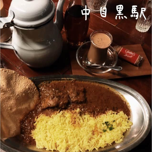 Ateliersのインスタグラム：「🍛red book🍛 🍴印度咖哩專賣店🇮🇳 📍東京都目黒区上目黒一丁目3-2 🕑11:30〜0:00 💸1000〜¥ 🏠不起眼的紅色小店面 👍咖哩非常獨特，可以聞到濃濃的香料味 👎飲品價格偏高、沒有區隔禁煙區 💁‍♂️連印度奶茶都能聞到濃濃香料味😂 📝在中目黑遊蕩時，突然聞到一股濃濃的香味，循著味道才找到這家red house, 在晚上時非常不起眼，不過當你聞到香料味的時候就表示你快到了！🤩 店面小小暗暗的，一個人進去可能要有點勇氣，但是如果是愛咖哩的人一定不會後悔！印度奶茶雖然價格偏高，但是也推薦愛嚐鮮的人喝喝看喔！  #ateliersjpn #艾塔莉兒中目黑 #艾塔莉兒 #中目黑美食 #東京美食 #日本 #咖哩飯 #中目黒グルメ #レッドブック #東京グルメ #カレー #インドカレー #カレーライス #tokyo #japan #nakameguro #curry #中目黒隠れ家 #맛스타그램 #먹스타그램 #나카메구로 #일본 #도교 #맛집추천 #나카메구로맛집 #카레맛집 #인도카레」