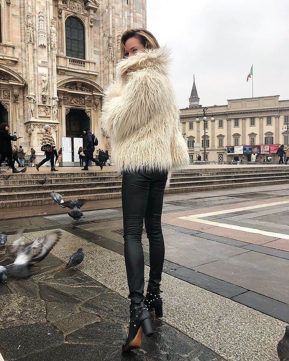 LOOKBOOKさんのインスタグラム写真 - (LOOKBOOKInstagram)「Look: "Saved from cold with my faux fur coat ❤️" She says: "Milan. Cold. Faux fur coat by Flow the Label" Who: Anastasiia Masiutkina  lb.nu/anastasiiamas  Occupation: 30 year old #model, #TVjournalist, #blogger at eatdresstravel.com  From: #Ukraine, but mostly in #Milan, #Europe #Whythislook: #Fauxfur. Great silhouette. Top look of the week. #lookbook #ootd #lotd #winter #fauxfurcoat Member since: 2014 Karma: 26,527」12月6日 16時28分 - lookbook