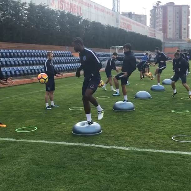 オーレリアン・シェジュのインスタグラム：「@ibfk2014 @gael.clichy 💪🏾💪🏾💪🏾,step by step #training #ball #technique #basaksehir ⚽️⚽️」