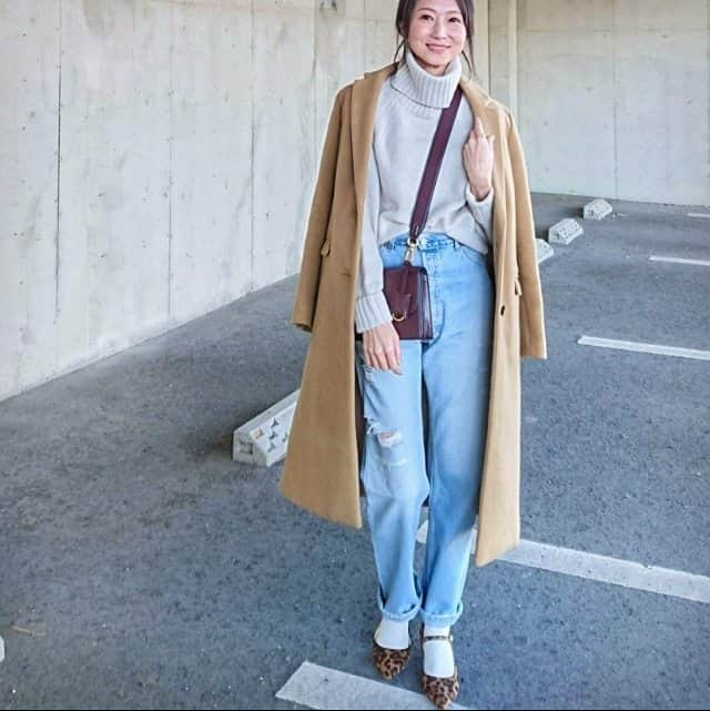 gayo01のインスタグラム：「#リダン のデニム👖 . 程よくゆるめのストレートで、このハイウエスト加減がやっぱり可愛かった🙈💓 またマイサイズを探そう😆 . 12月に入って何かしらバタバタしていますので、ゆっくり投稿で行きます～🙏🐌💭 . . outer... #lowrysfarm tops... #beautyandyouth bottoms... #redone bag... #charlesandkeith shoes... #unitedarrows . #ootd #outfit #fashion #coordinate #locari #denim #デニム #ハイウエスト #タートルニット #レオパード #大人カジュアル #プチプラコーデ #シンプルコーデ」