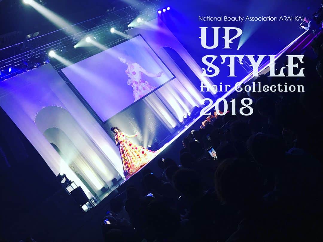 FEERIE (フェリー)のインスタグラム：「昨日は弊社主催のイベント ✨✨『Up Style Hair Collection 2018 -Be Conscious-』✨✨ https://www.arai-kai.net/ushc2018 を開催致しました❗ . . おかげさまで、今年も沢山の方にご来場いただき 大盛況のうちに無事終えることが出来ました。 .  イベントのアンケートを記入いただいておりましたので 一部ご紹介です。😆 . ●最近モチベーションが下がってしまうことがあったのですが、今回のステージを見て、改めて美容師の素晴らしさを実感することが出来ました。 . ●素晴らしすぎです。ARAIKAI実技講習会に参加したいと思います。 . ●どんなスタイルを作るにしても「基本」が大切だということが良く分かりました。 . ●講師の皆さんの作品の質の高さがここ数年で一番高かった。 . ●新井先生のメッセージにも感動しましたと同時に、皆様が前向きに精進している姿に学びました。 . ●毎回進化を感じるので、ショーが終わってまた来年も来よう！と思ってしまいます。いつも感動をありがとうございます。 . ●本当に価値のあるものを見ることができ、今後の自分につなげていけるような気がしました。素晴らしかったです。 . ●毎年感動しているのですが、今年はさらに感動が高かったです。短期間で常に進化したステージをありがとうございます。 . ●今まで見たヘアショーの中で間違いなく最高でした。それぞれのステージが圧倒的な世界観で、終始鳥肌が止まりませんでした。また来年も絶対来ます！  などなど。 . . もっともっと沢山いただいた感想はあるのですが・・・ 💡【基本の大切さがわかった】 💡【年々進化している。】 という感想が多かったですね。😉 . . . 何はともあれ何事もなく終えることができましたのも これもひとえに、多大なるご協力をいただきました 関係各社様、またご来場いただきました皆様ののおかげだと、深く感謝申し上げます。🎉🎉🎉🎉😆 . . もう今年もあとわずか。 色々と忙しいと思いますが、しっかりと体調管理していただき 今年を乗り切りましょう❗❗ . 本当にありがとうございました❗❗❗ . . 【特別協賛】株式会社ミルボン 【協賛】株式会社ナプラ／日本ロレアル株式会社／株式会社ジェニュイン／株式会社アリミノ／ニューウェイジャパン株式会社 【協力出版社】株式会社アイメディア／株式会社枻出版社／株式会社髪書房・株式会社コワフュール・ド・パリ・ジャポン／株式会社女性モード社 【協力ディーラー】株式会社ガモウ／株式会社フジシン／株式会社きくや美粧堂 ※敬称略 . . 🔥当日の忘れ物も預かっております🔥 もし心当たりがある方は 新井会本部事務局：03-6222-2227 までご連絡ください。😉👍 . #アップスタイル#ヘアコレクション#アップスタイルヘアコレクション#美容師#台場#ゼップダイバーシティ#ヘアアレンジ #銀座 #勝どき #月島 #八丁堀 #結婚式 #ヘアセット #サロンワークに活かせるヘアショー#beauty#hairarrange#hairset#bridal #bridalhair #zeppdivercity#新井会#USHC2018#upstylehaircollection #FEERIE #beconscious」