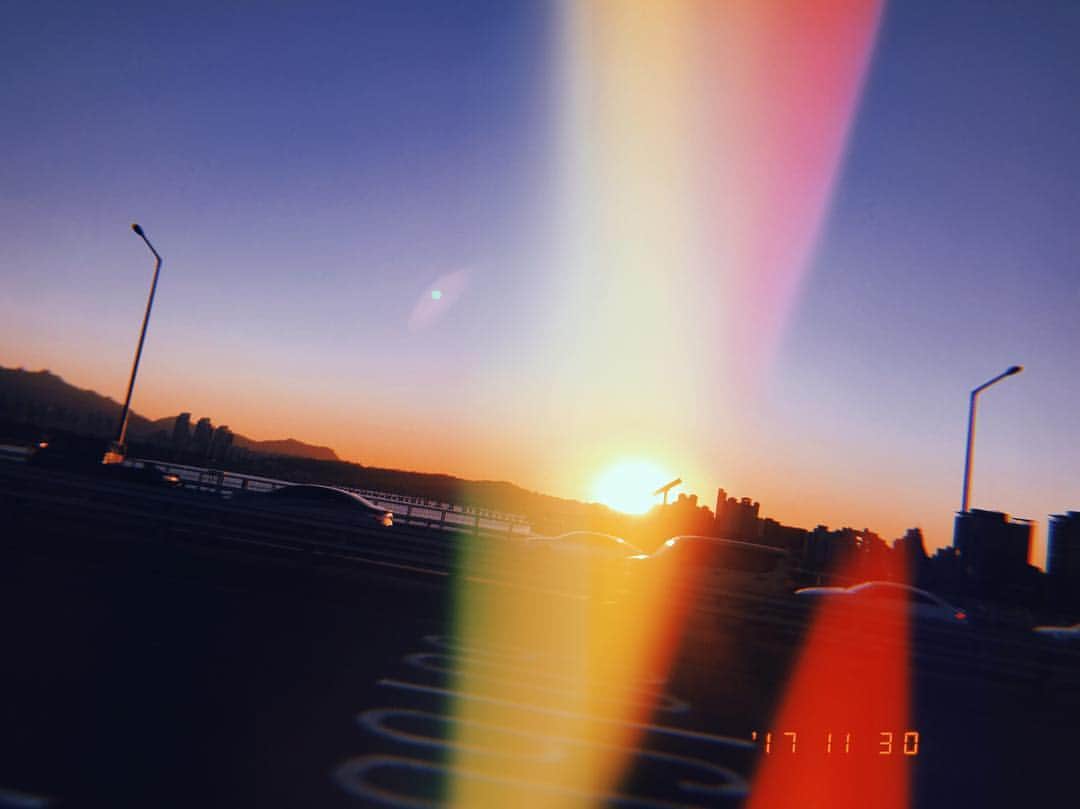 ツインタワーのインスタグラム：「北風と太陽 リリースしました🌞 どんな辛いことも苦しいことも 自分のなかの太陽を信じて 前に進んでいく強い想いを込めました。  自分もパワーを貰うように 私も誰かの太陽になっていたいな。  皆さんも自分の太陽を当てはめながら 聴いてみてください😊  楓」
