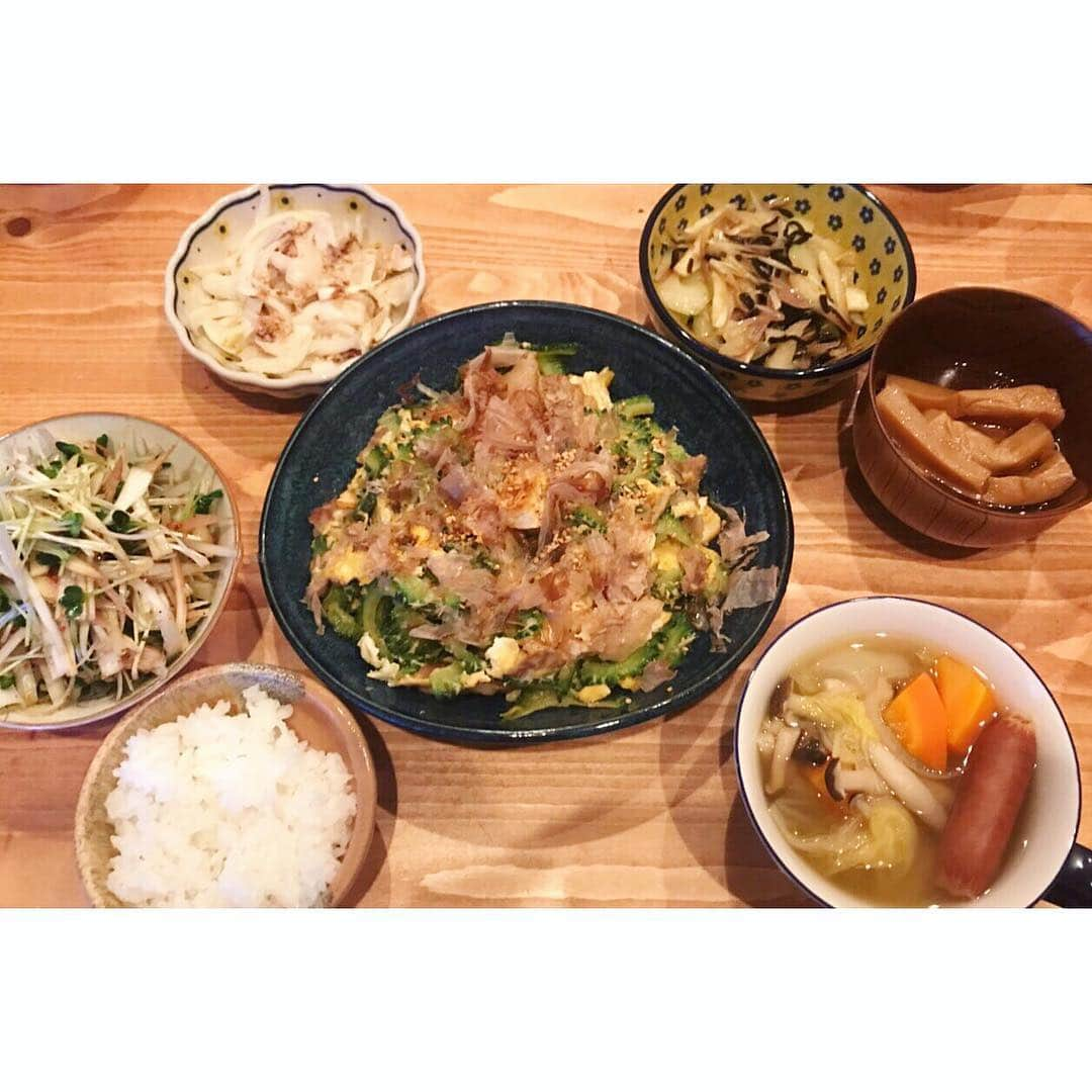 増田有華さんのインスタグラム写真 - (増田有華Instagram)「＊ 今日はかなり早めに夕食をとれたので、つくおき含めてたっくさん作りました✨ 嬉しくなってとりあえず盛りつけてみた笑 大好きな茗荷がたくさんあったので、セロリと和えたものと、白髪ねぎとカイワレと和えたもの、２品つくりました🌹 奥にある玉ねぎはスマイルボールって名前のあんまぁぁあい玉ねぎ🔥 新玉なんて比じゃないくらいリンゴみたいに甘いの、本当に！ 生でかじって食べられるくらいなので、粗めにスライスして水にもさらさずそのまま麺つゆ、だし醤油、マヨネーズ、鰹節で和えていただきました✨ こんもり鰹節が乗ってる真ん中のメインはゴーヤチャンプル💓  今日が1番美味しくできました。 またすぐ作ろうーーっ。 ＊ #増田飯ぃ #自炊 #おうちごはん #cooking #cook #ゴーヤチャンプル #茗荷 #白髪ねぎ #カイワレ #塩昆布 #ポトフ #スマイルボール #玉ねぎ #野菜 #メンマは冷蔵庫にあったやつ笑」12月6日 23時43分 - masuyuka_official