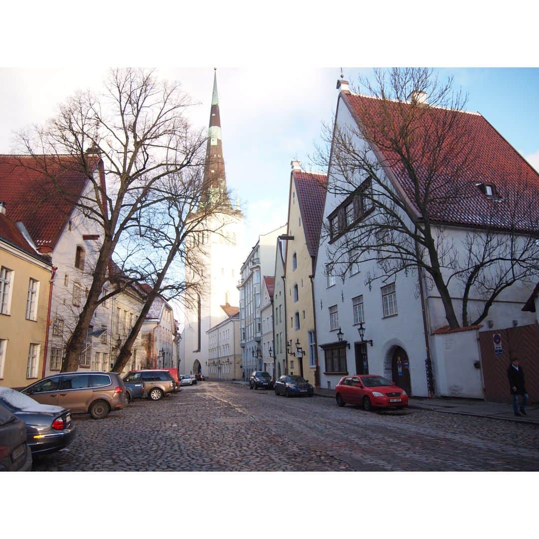 河村綾奈さんのインスタグラム写真 - (河村綾奈Instagram)「うっすら雪景色のヘルシンキからフェリーで2時間。エストニアの首都、タリンで一泊します。 街並みはドイツ・ローテンブルグに似ていて、文化はロシアなど様々な国の影響を受けているように感じました。 そんな中でも、色鮮やかな布製品など エストニアらしさをしっかり味わいました(^^) . 好きなだけ写真を撮れる時間が久しぶりにたっぷりあって、とても楽しいです…！PENと一緒に来られて良かった😭 #estonia #tallinn  最後の一枚は、午前中に旧市街を案内してくれたカトレさんと！」12月7日 3時44分 - ayanakawa