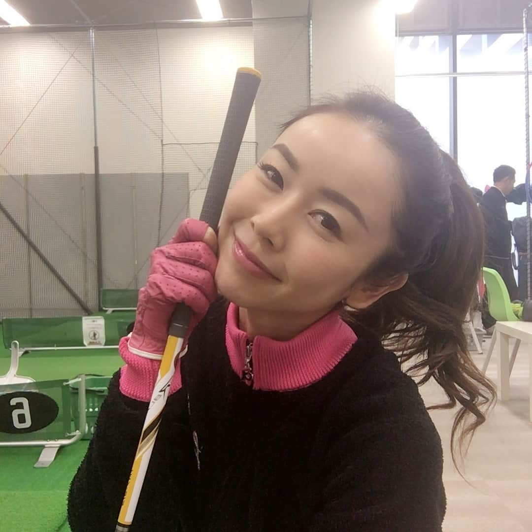 宮崎宣子さんのインスタグラム写真 - (宮崎宣子Instagram)「おはようございます😊 ゴルフの練習だけは続いてます⛳️ #ゴルフ好き #ゴルフ女子 #ゴルフ三昧 #ゴルフ練習 #ゴルフバカ #ゴルフウェア #アルチビオ #golfwear #archivio #golfclubs #taylormadegolf #adidas #宮﨑宣子 #寒い #毎日楽しく #笑顔で頑張ろう」12月7日 14時45分 - miyazaki_nobuko