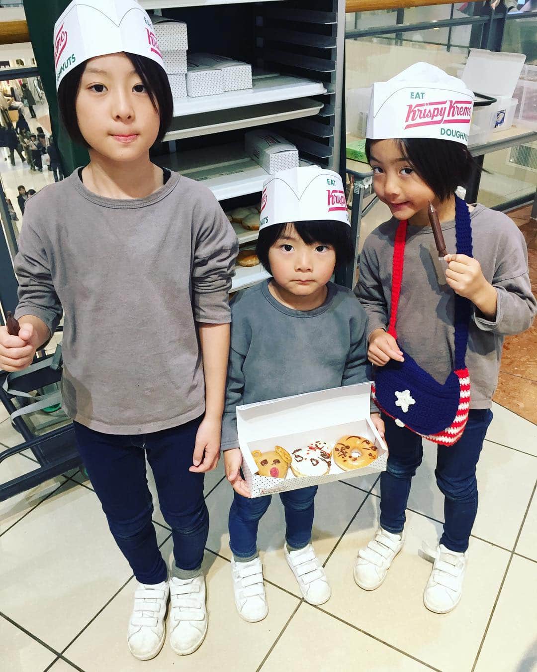 ナカイシミキさんのインスタグラム写真 - (ナカイシミキInstagram)「クリスピークリームドーナツのワークショップ🍩☃️🦌 ・ 昨日は朝の支度のことで 大爆発💣 ・ ・ 一筋縄にはいきませんなぁ〜👨‍👨‍👦 ・ ・ 静まれ〜俺。 ・ #3BOYS #3兄弟 #男の子 #クリスピークリームドーナツ #crispycreamdoughnut #workshop #ワークショップ」12月7日 6時49分 - mikivicious