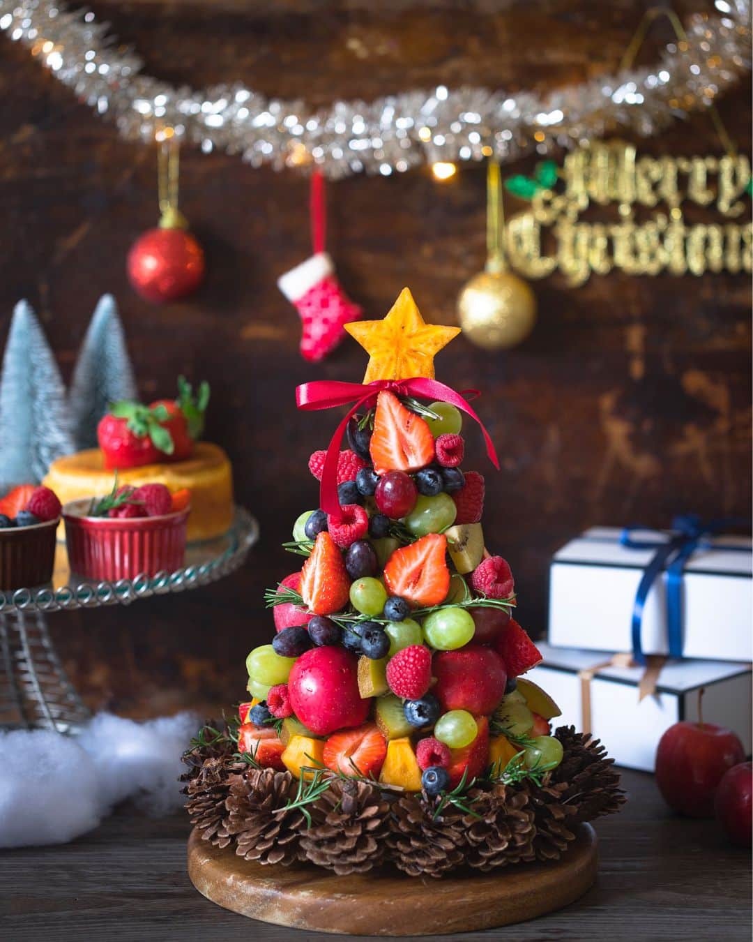 イオンさんのインスタグラム写真 - (イオンInstagram)「クリスマスパーティーには、インパクトのあるフルーツツリーをデザートに🎄 大根で土台をつくり、そこに枝のように爪楊枝をさしてから、バランスよくフルーツをさしこんだり盛りつけたりしていきます♪ ・ ・ ・ #フルーツツリー #クリスマスメニュー #クリスマスデザート #ホームパーティー #クリスマスパーティー #クリパ #クリスマス会 #クリスマスツリー #クリスマス #手作りデザート #いちご #ぶどう #ブルーベリー #ラズベリー #キウイ #柿 #おうちカフェ #女子会 #家族団欒 #メリークリスマス #フルーツデコレーション #インスタフード #イオン #AEON #christmastree #fruitschristmastree #xmas #christmas #instafood #instachristmas」12月7日 10時00分 - aeon_japan