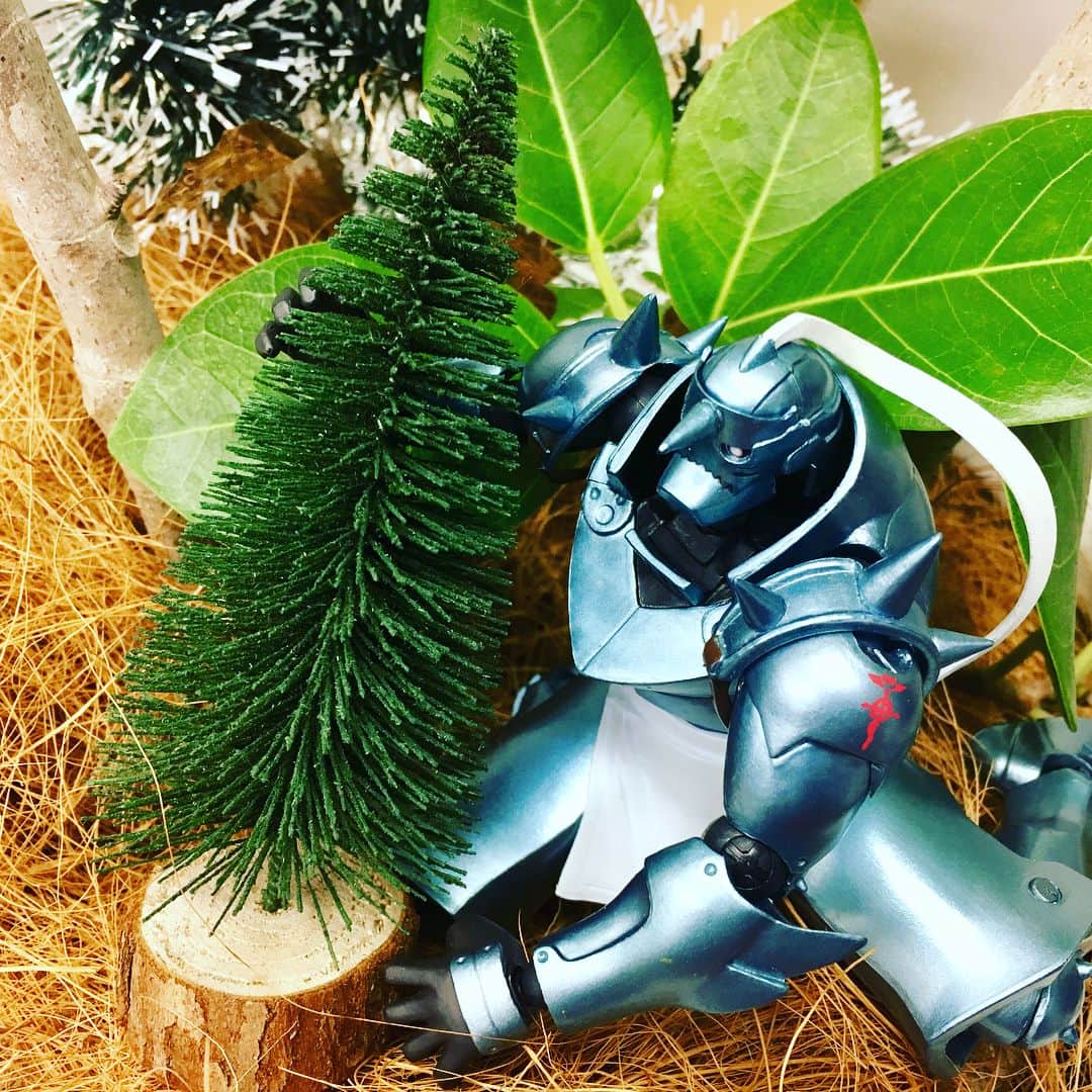 映画「鋼の錬金術師」さんのインスタグラム写真 - (映画「鋼の錬金術師」Instagram)「今日は #クリスマスツリーの日🎄  アルもせっせと #クリスマス の準備を進めています。  #アルフォンス写真館 #ポーズのリクエストも受付中 #ハガレン」12月7日 10時40分 - hagarenmovie