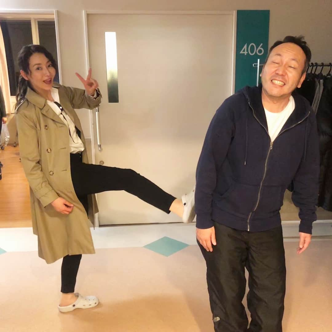 フジテレビ「刑事ゆがみ」さんのインスタグラム写真 - (フジテレビ「刑事ゆがみ」Instagram)「‪. 今夜10時は刑事ゆがみ第9話です😊‼️‬ ‪いよいよクライマックス突入ですよ〜🌙‬ ‪お楽しみに＼(^^)／‬ ‪9話は加藤監督の回ということで♪ 菅能ねえさんのブログに加藤監督が登場っ😆✌🏻‬ お写真お借りしました〜✨ 菅能ねえさん得意のキックを披露😂(遠近法でね🎶) . #刑事ゆがみ#稲森いずみ#稲森いずみブログ#菅能理香#菅能ねえさん#加藤監督#今夜第9話放送#お楽しみに」12月7日 12時25分 - keiji_yugami