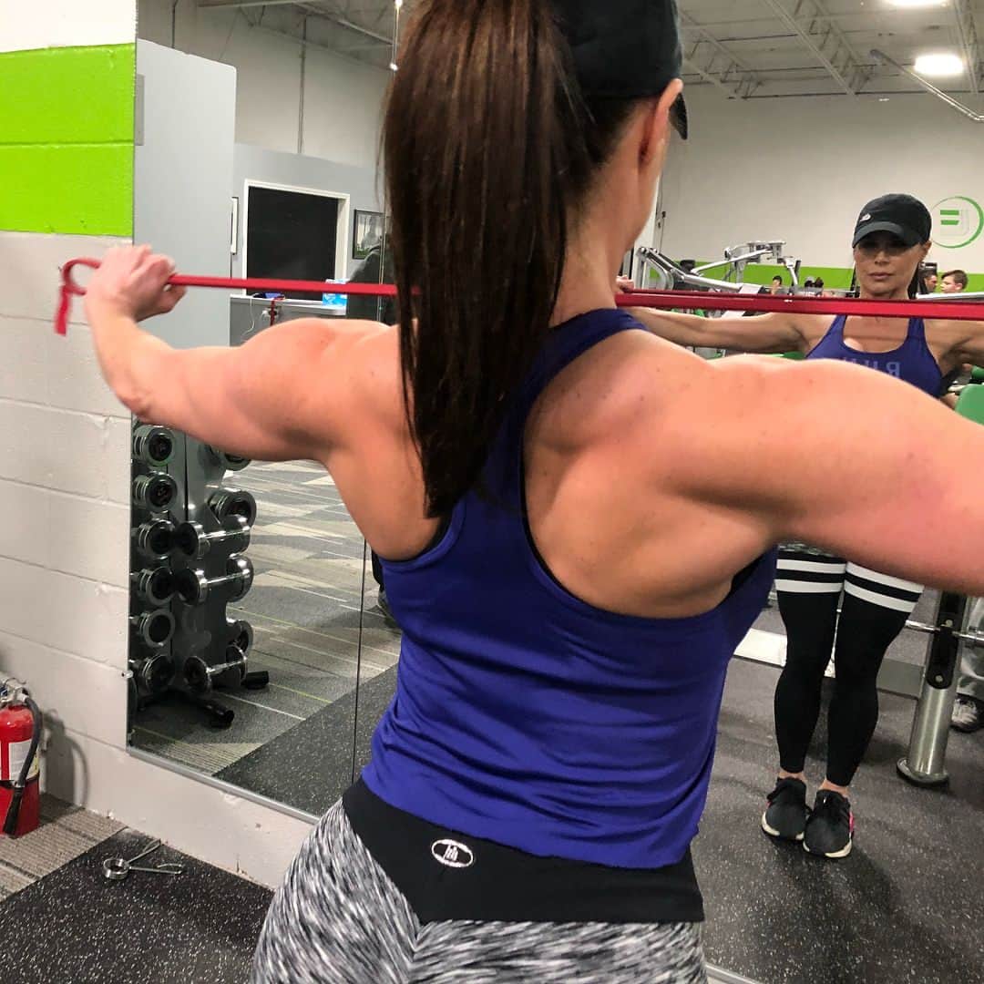 Kendra Lustさんのインスタグラム写真 - (Kendra LustInstagram)「#backandshoulders day! #girlswholift #girlswhoworkout #sexy #backmuscles #shoulders #backday and it’s #humpday #swipeleft to the last pic for the #booty🍑 #picoftheday #trainer @tbl2626 at @legacyedge360 #legacyedge360 #LustArmy」12月7日 12時51分 - kendralust