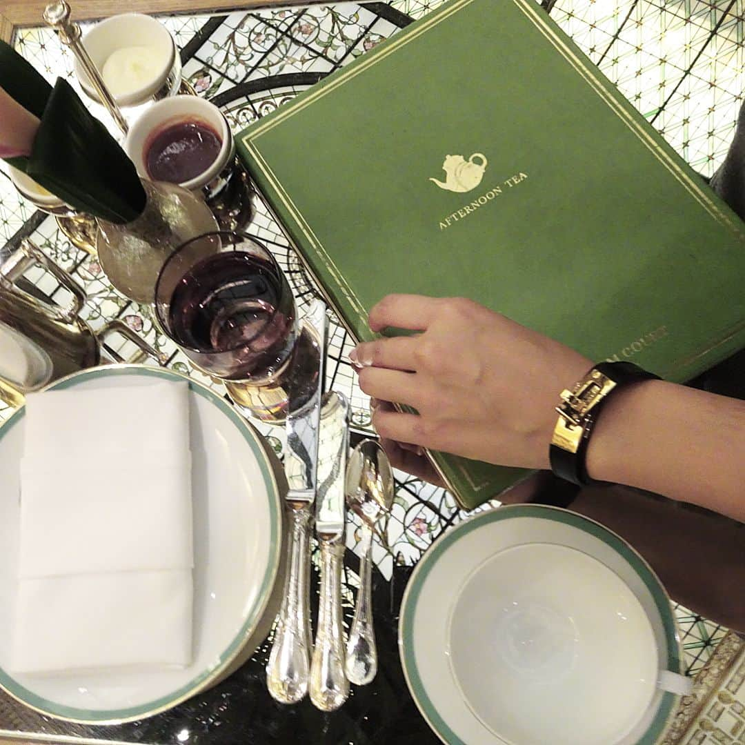 二瓶藍菜さんのインスタグラム写真 - (二瓶藍菜Instagram)「plaza hotel 💐✨ Afternoon tea with mom☕️. . . . . NYに仕事で来ているママ👩🎶 @yuuuri_eee から超絶オススメされたので私のわがままで無理に連れてってお誕生日お祝いをしました🥂🍰とっても歴史のあるホテルで凄く良い空気感！突然、お金が💸上から降って来たり、前のお客さんの椅子が折れてお客さんが飛んで来て、テーブルがぐちゃぐちゃになったりと、とんでもない事が起きすぎで終始ビックリしてたんだけど笑笑 それも忘れられない良い思い出！♡ 私を産んでくれてありがとう！そしてママが産まれて来てくれてありがとう！Happybirthday mom‼︎ 2人でよくお出掛けもするしお食事もするけど、NYでの至福のひとときは忘れられない親子の特別な素敵な思い出となりました。  #afternoontea  #nyc  #mymom #happybirthday #plaza hotel  #hermes」12月7日 13時43分 - aina.17