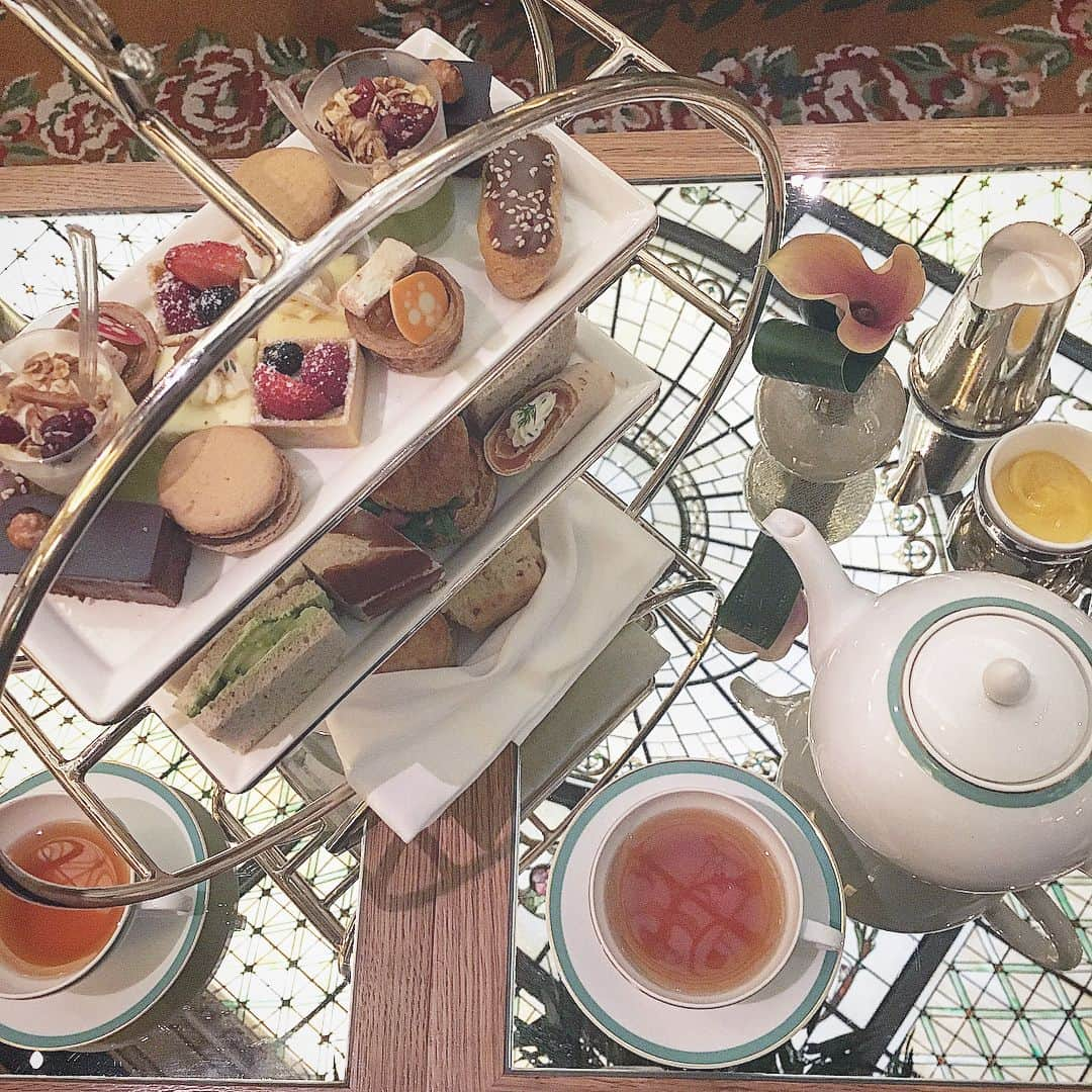 二瓶藍菜さんのインスタグラム写真 - (二瓶藍菜Instagram)「plaza hotel 💐✨ Afternoon tea with mom☕️. . . . . NYに仕事で来ているママ👩🎶 @yuuuri_eee から超絶オススメされたので私のわがままで無理に連れてってお誕生日お祝いをしました🥂🍰とっても歴史のあるホテルで凄く良い空気感！突然、お金が💸上から降って来たり、前のお客さんの椅子が折れてお客さんが飛んで来て、テーブルがぐちゃぐちゃになったりと、とんでもない事が起きすぎで終始ビックリしてたんだけど笑笑 それも忘れられない良い思い出！♡ 私を産んでくれてありがとう！そしてママが産まれて来てくれてありがとう！Happybirthday mom‼︎ 2人でよくお出掛けもするしお食事もするけど、NYでの至福のひとときは忘れられない親子の特別な素敵な思い出となりました。  #afternoontea  #nyc  #mymom #happybirthday #plaza hotel  #hermes」12月7日 13時43分 - aina.17