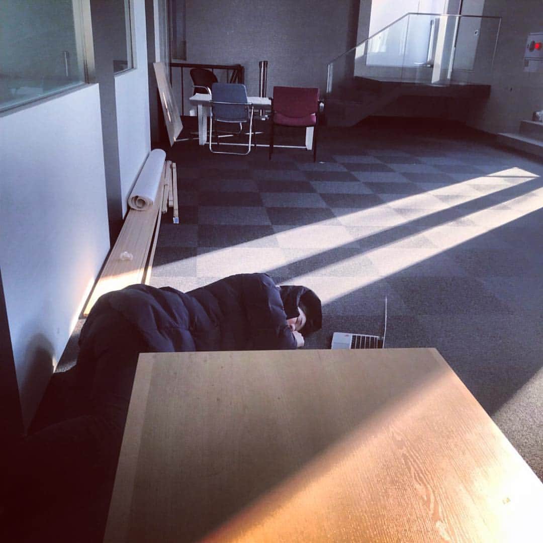 スプツニ子!さんのインスタグラム写真 - (スプツニ子!Instagram)「デザインラボの床で寝ていたらマネジャーに撮られました #床で寝がち」12月7日 23時34分 - 5putniko