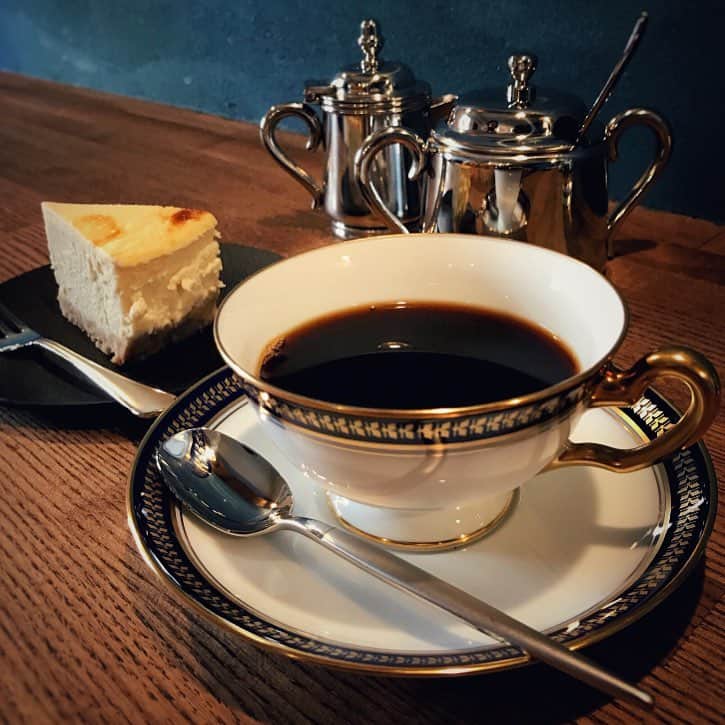 井俣太良さんのインスタグラム写真 - (井俣太良Instagram)「いいカフェというのは、品格があり、ポリシーがあり、時間を奪うのではなく、逆に特別なものに変換し、与えてくれる  スコッチウィスキーの様な余韻でした☕️ #慶珈琲 #珈琲 #coffee #カフェ #インスタ映え #笑」12月7日 15時26分 - tairaimata