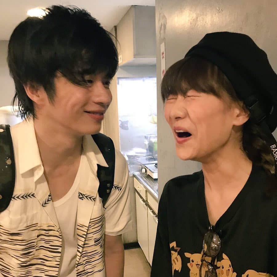 田中圭のインスタグラム：「こんな優しい笑顔で 見つめられたら、、 #田中圭」
