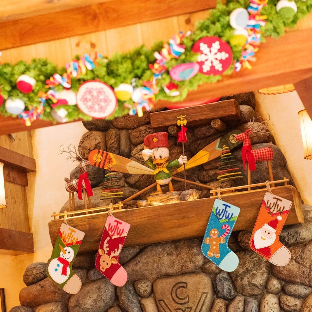 東京ディズニーリゾートさんのインスタグラム写真 - (東京ディズニーリゾートInstagram)「The Junior Woodchuck's stockings are ready for Santa. ジュニア・ウッドチャックもクリスマスの準備万端！ #christmasfantasy #campwoodchuckkitchen #westernland #tokyodisneyland #tokyodisneyresort #クリスマスファンタジー #キャンプウッドチャックキッチン #ウエスタンランド #東京ディズニーランド #東京ディズニーリゾート」12月7日 17時24分 - tokyodisneyresort_official
