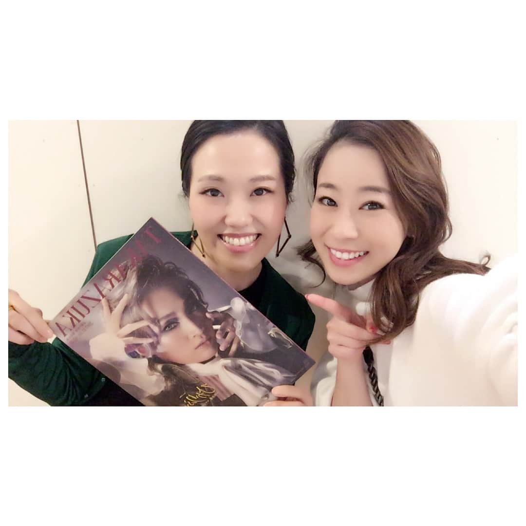 真愛涼歌さんのインスタグラム写真 - (真愛涼歌Instagram)「❄️新生雪組❄️ ✰ 望海風斗さん、真彩希帆ちゃん大劇場お披露目おめでとうございます㊗️耳が至福👂✨✨クオリティーの高過ぎる舞台に大感動❤️素晴らしすぎる‼️宝塚なのに、まるで外部の舞台を観ている様な、ブロードウェイを観ている様な迫力😭✨そして…月組で育った朝美絢‼️ことアーサ♡の活躍振りに只々涙😢✨舞台のセンターでスポットを浴びて歌う彼女の。ん？彼⁇wwの姿‼️圧巻の演技に😭❤️❤️もぅ。何と言葉で言い表せば良いのか分からない程の感動💕💕アーサがキラキラ✨してて、ショーでも大活躍してて本当に嬉しかった❤️❤️そして我が同期も大活躍✨翔ちゃん(彩凪)の女役‼️度肝抜かれた😳😳✨みっくん(真那)のお芝居好きなんだよなぁ〜‼︎本当良い‼️ひーちゃん(笙乃)のダンスは健在✨素敵やったぁ❤️もぅ。胸いっぱいお腹いっぱい‼️w 月組でお世話になったコマさん(沙央さん)寂しいですが、ラストの公演とっても素敵で観劇出来て本当に良かったです😭✨そして私の大好きな彩みちるちゃん❤️今日もどの場面も可愛かったぁぁ💕💕ああ…書き出すとキリがない。（笑）  #宝塚 #宝塚大劇場 #雪組 #新生雪組 #望海風斗 さん#真彩希帆 #専科 #沙央くらま さん#彩凪翔 #真那春人 #笙乃茅桜 #朝美絢 #彩みちる #好き #生田先生  #フランクワイルドホーン さん #野口先生  #三井聡 先生 #ASUKA 先生 「A-EN」チーム♡♡嬉しい💕💕 今日もまりと喋り倒した（笑）」12月7日 18時15分 - maimaaimaaai.k