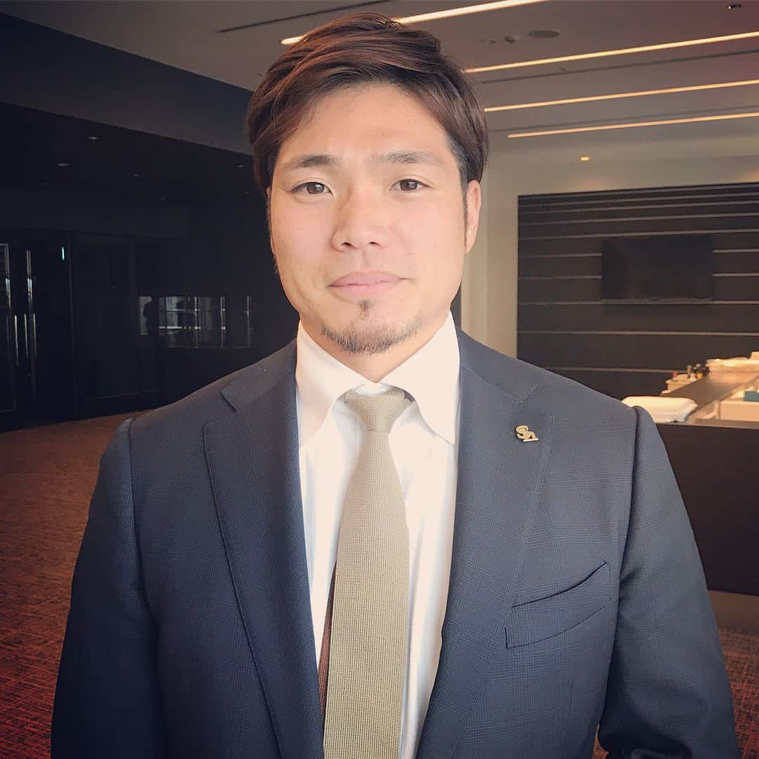 福岡ソフトバンクホークスさんのインスタグラム写真 - (福岡ソフトバンクホークスInstagram)「#モバイル公式サイト で #スーツ #フォトギャラリー 公開中 #契約更改 #吉村裕基 #東浜巨 #softbankhawks #ホークス」12月7日 18時28分 - softbankhawks_official