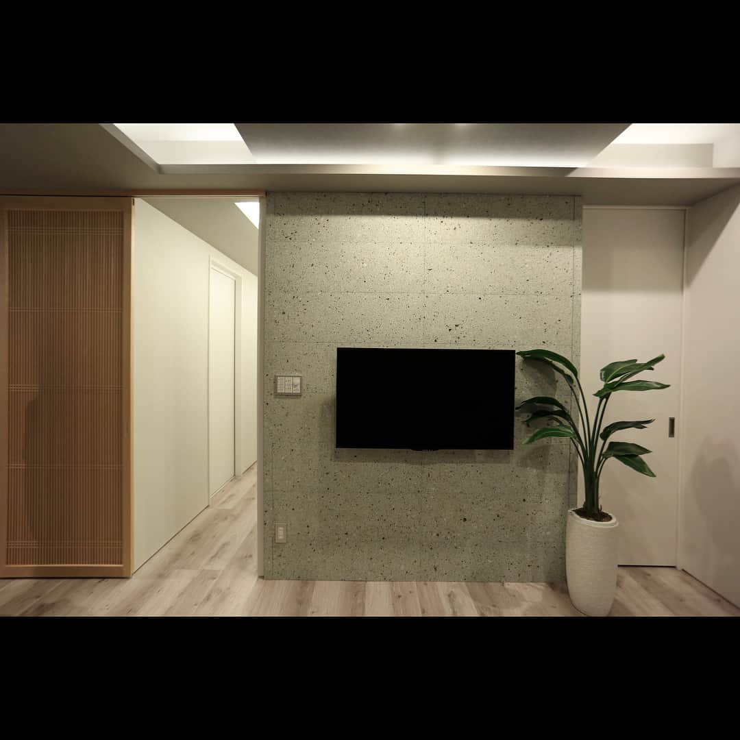 Interior & Renovation/建築_インテリアさんのインスタグラム写真 - (Interior & Renovation/建築_インテリアInstagram)「大谷石の壁面に万本格子戸を合わせてみた . .久しぶりに和のテイストをチョイス. . って事で、テレビの背面の壁に. 我らが栃木県の県産材、大谷石を貼り. 万本格子の引き戸を合わせてみた. . うん。大谷石とスプルス材の薄い色合いがgood. . 栃木県外の方からすると、大谷石？シラネッ！. . ってなるかもだけど、地元ではポピュラーな材料でして、色々な場所に使ったりします. . 加工しやすく仕上がりも良いので、是非使ってみてください . また大谷石の地下採掘場跡地も行ってみると楽しいですよ！. . しかし床暖房久しぶりに入れたけどあったかいなぁ. . 末端冷え性には有難い. . ついに冬本番！体調崩さないように気をつけて12月乗り切りましょう. . . ※サブアカウントもよかったら覗いてみてくださいませ. interior&travel. @seki.kohei.sub . #栃木 #宇都宮 #リノベーション #リフォーム #リメイク #インテリア #interior #design #renovation #japan #japanese #house #home #homedecor #remake #good #interiordesign #decor #デザイン #インテリアデザイン #インテリアコーディネート #大谷石 #和風 #格子 #壁掛けテレビ #間接照明 #床暖房」12月7日 20時37分 - viollante_official