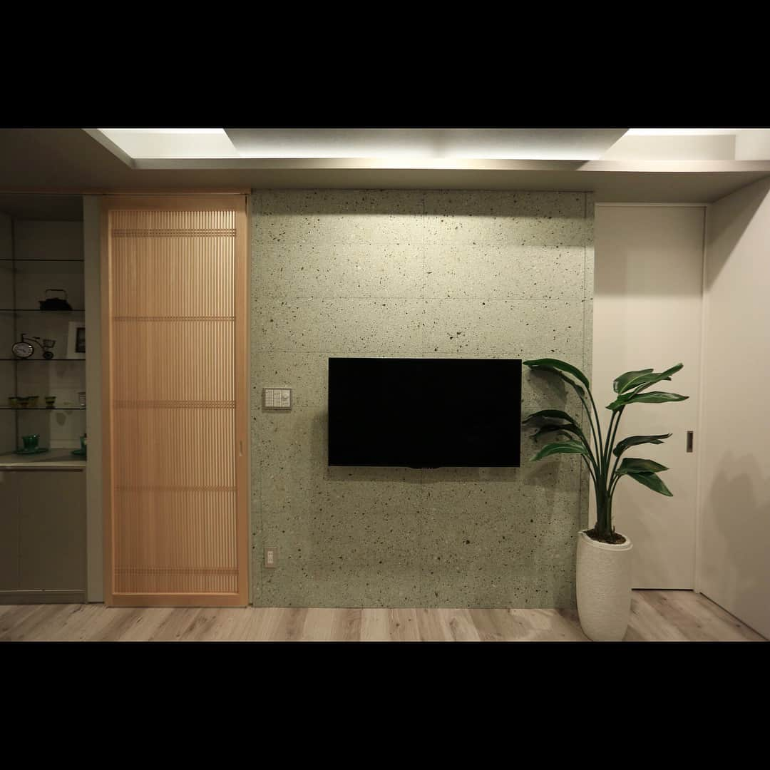 Interior & Renovation/建築_インテリアのインスタグラム：「大谷石の壁面に万本格子戸を合わせてみた . .久しぶりに和のテイストをチョイス. . って事で、テレビの背面の壁に. 我らが栃木県の県産材、大谷石を貼り. 万本格子の引き戸を合わせてみた. . うん。大谷石とスプルス材の薄い色合いがgood. . 栃木県外の方からすると、大谷石？シラネッ！. . ってなるかもだけど、地元ではポピュラーな材料でして、色々な場所に使ったりします. . 加工しやすく仕上がりも良いので、是非使ってみてください . また大谷石の地下採掘場跡地も行ってみると楽しいですよ！. . しかし床暖房久しぶりに入れたけどあったかいなぁ. . 末端冷え性には有難い. . ついに冬本番！体調崩さないように気をつけて12月乗り切りましょう. . . ※サブアカウントもよかったら覗いてみてくださいませ. interior&travel. @seki.kohei.sub . #栃木 #宇都宮 #リノベーション #リフォーム #リメイク #インテリア #interior #design #renovation #japan #japanese #house #home #homedecor #remake #good #interiordesign #decor #デザイン #インテリアデザイン #インテリアコーディネート #大谷石 #和風 #格子 #壁掛けテレビ #間接照明 #床暖房」