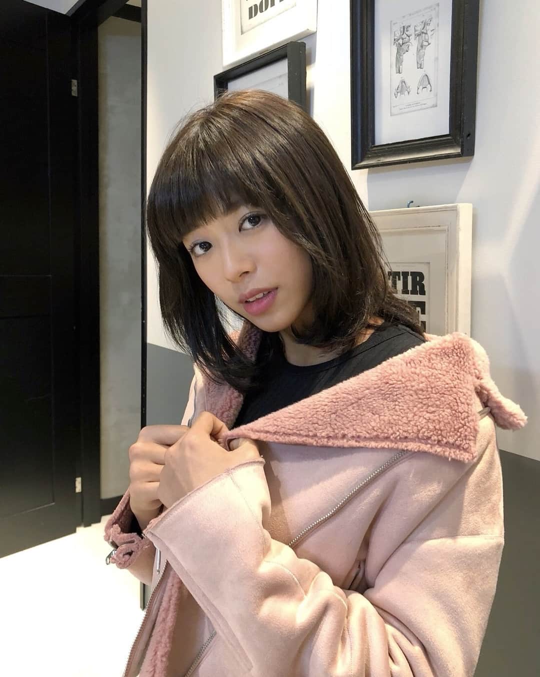 わちみなみのインスタグラム：「撮影の前にカラーしてもらいました☺️🌸 . 久慈さん @megumikuji_luckhair にいつもメイクの方法など教えてもらってます(^o^)💗いつもありがとうございます！ .  関西のみなさま、今夜のビーバップ！ハイヒール是非みてください💛 . #わちみなみ #美容室 #カラー #カット」
