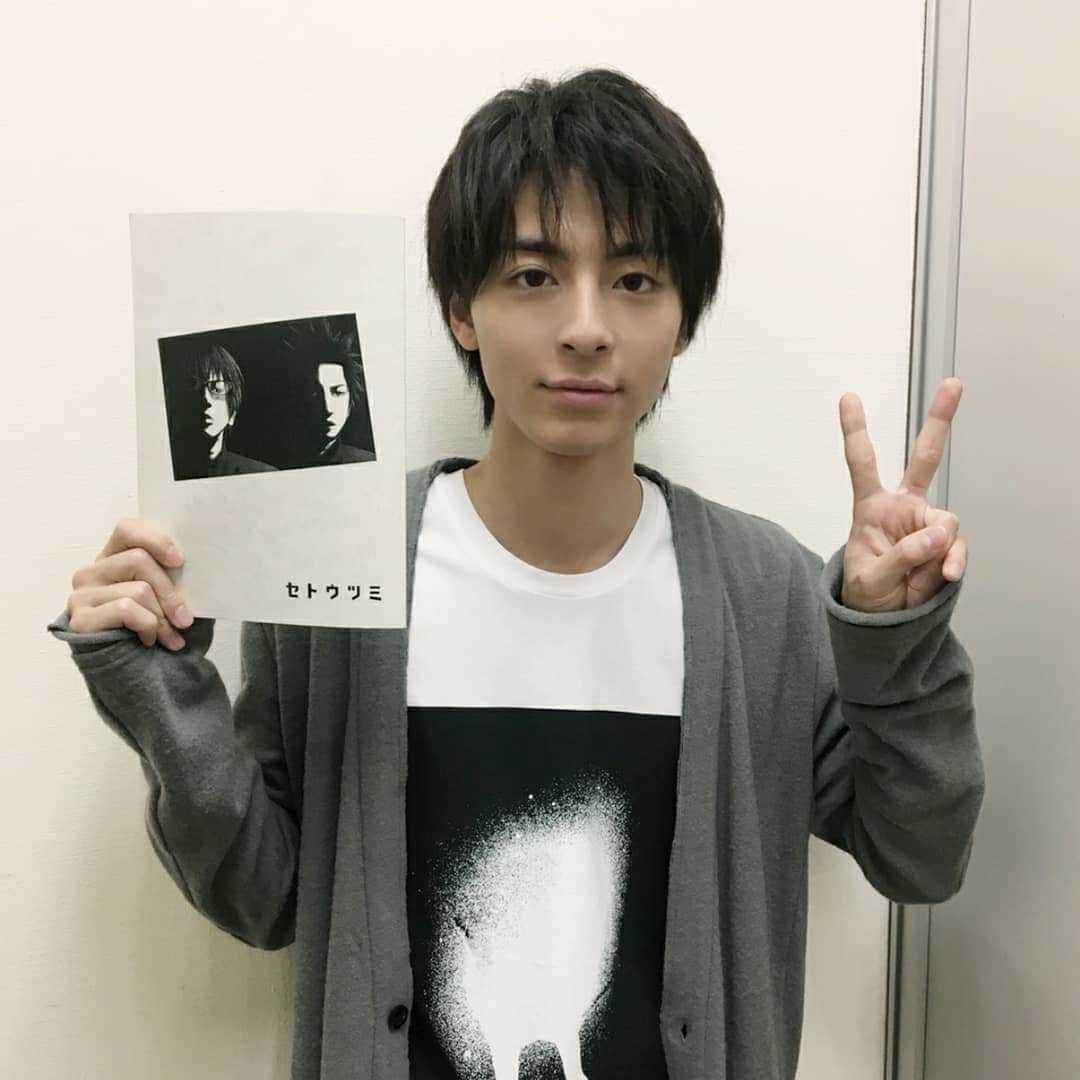 高杉真宙さんのインスタグラム写真 - (高杉真宙Instagram)「本日、ついに「セトウツミ」最終回です。 高杉さんが高校生の頃このマンガに出会い「こんなマンガがあるんだ！」「いつかこんな作品を演じてみたい」と話した日から4年。 あの頃の自分たちに「ウツミをやらせてもらうことになるよ」と言ったらすごくびっくりするだろうなぁ～と思っていましたが「実はセトウツミはね…」と話したら、これまたどんなにびっくりするだろうと思うラストです。ぜひぜひご覧ください。 そして、原作未読の方はよかったらぜひお読み頂きたいです！  #セトウツミ」12月22日 18時17分 - mahirotakasugi_