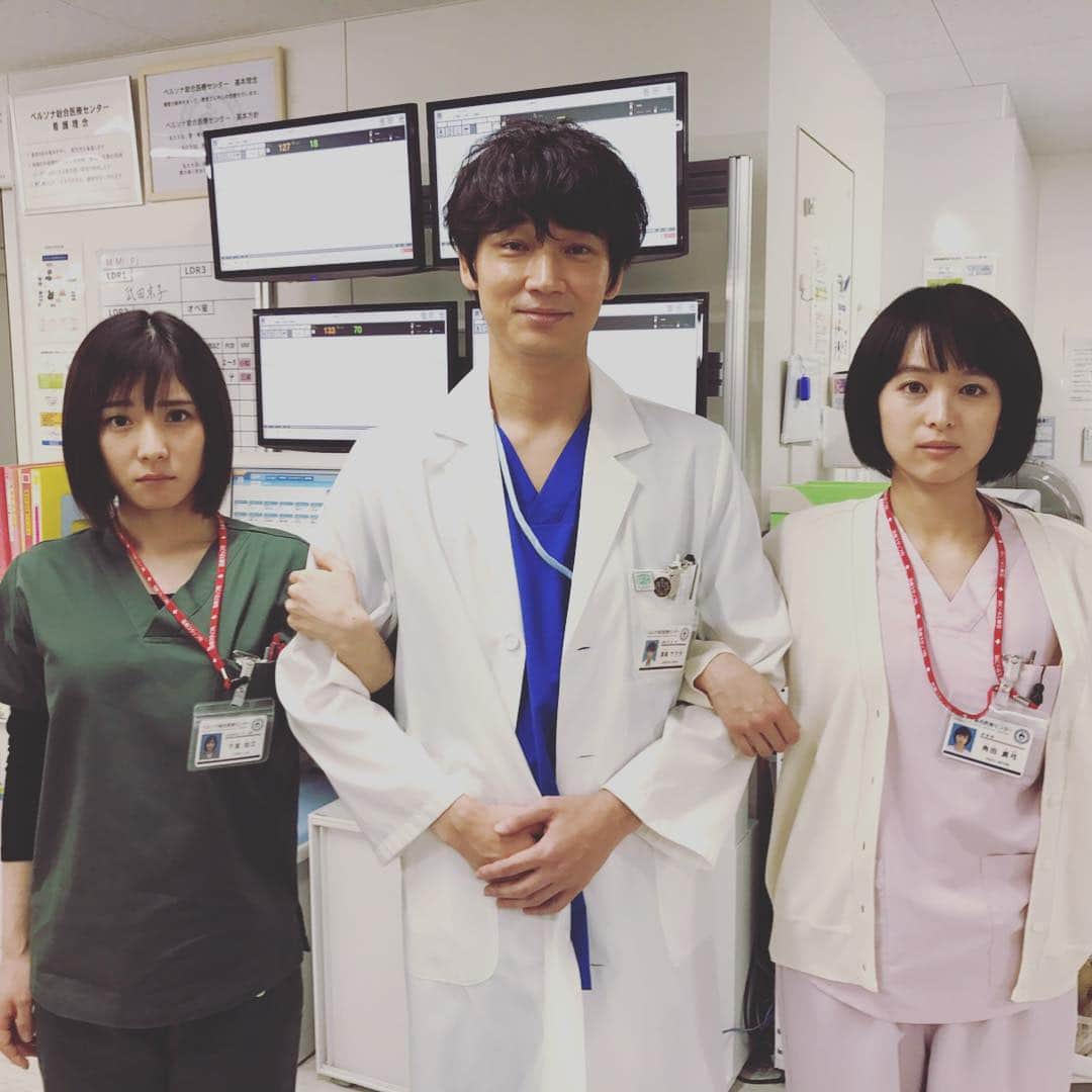 金曜ドラマ コウノドリ さんのインスタグラム写真 金曜ドラマ コウノドリ Instagram コウノドリ カウントダウン サクラ先生と下屋と真弓 あれ まさか 髪型かぶり 久しぶりの再会 仲良し コウノドリ 最終回まで あと4時間 お楽しみに 綾野剛