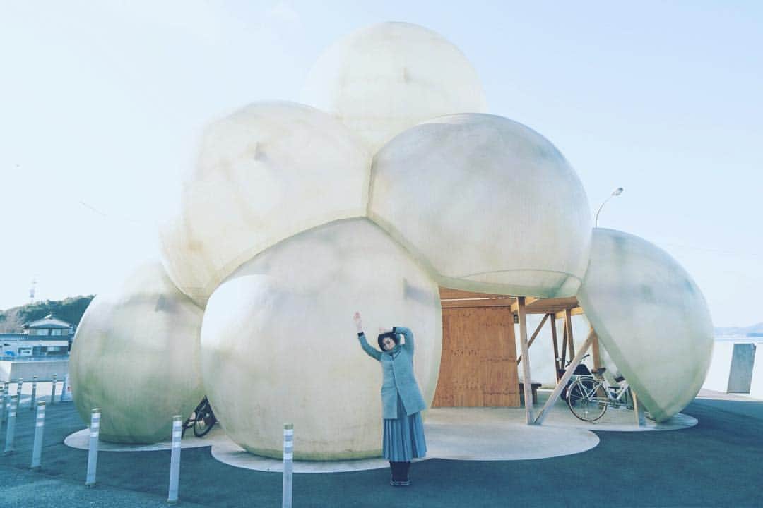 山本真由美さんのインスタグラム写真 - (山本真由美Instagram)「. ゆら ゆら🥚 . 卵か泡か なんだろな。 . 中に入るとね、声が不思議に聴こえる場所がありました。 . #直島 #直島港 #豊島 #香川 #泡 #建築  #naoshima #japan #island #kagawa #portrait  #architecture #sanaa #setouchi #ryueinishizawa  #妹島和世 #西沢立衛 #瀬戸内海 #海 ##sea #nature #trip #art #detail #design #benesse #teshima #ポートレート #写真好きな人と繋がりたい #建築と女優」12月22日 10時38分 - mayumi_yamamoto.official