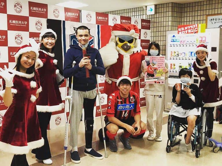 ドーレくんのインスタグラム：「福祉施設訪問サンタ隊、絶賛活動中🎄 #consadole #ドーレくん  #サンタ隊」