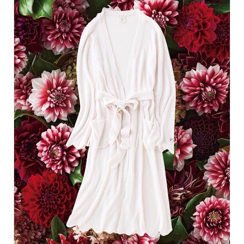 のインスタグラム：「全ての女性に贈る優美なガウン Elegant and comfy 'ホットスムーズィー'スカラップガウン ¥7,200 ピンク 肌にとろんと寄り添って、優しくあたためてくれる女性のためのガウン。 袖と裾のスカラップが、より女性らしさを高めてくれるポイントに。 いつまでもエレガントさと快適さを求めるあなたへ贈ります。 #gelatopique #gown #christmas#christmas2017#gift#smoothies」