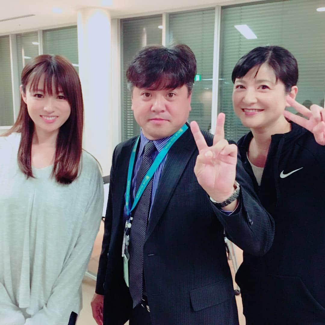 伊藤かずえさんのインスタグラム写真 - (伊藤かずえInstagram)「#深田恭子 ちゃん  真ん中は、#和田アキ子 さんのマネージャー 西尾ちゃん 。一緒に写メ撮ろうよ🎵と言ったら、恭子ちゃんとツーショットがいいな、と、西尾ちゃん😒😒ツーショットナンか撮らせないよ～😁😁と、私も一緒に✌✌ #恭子ちゃん、可愛いのでホリプロ社員人気も高いんです🎵  #伊藤かずえ  #フジテレビ #隣の家族は青く見える 撮影中～」12月22日 12時50分 - kazue__itoh