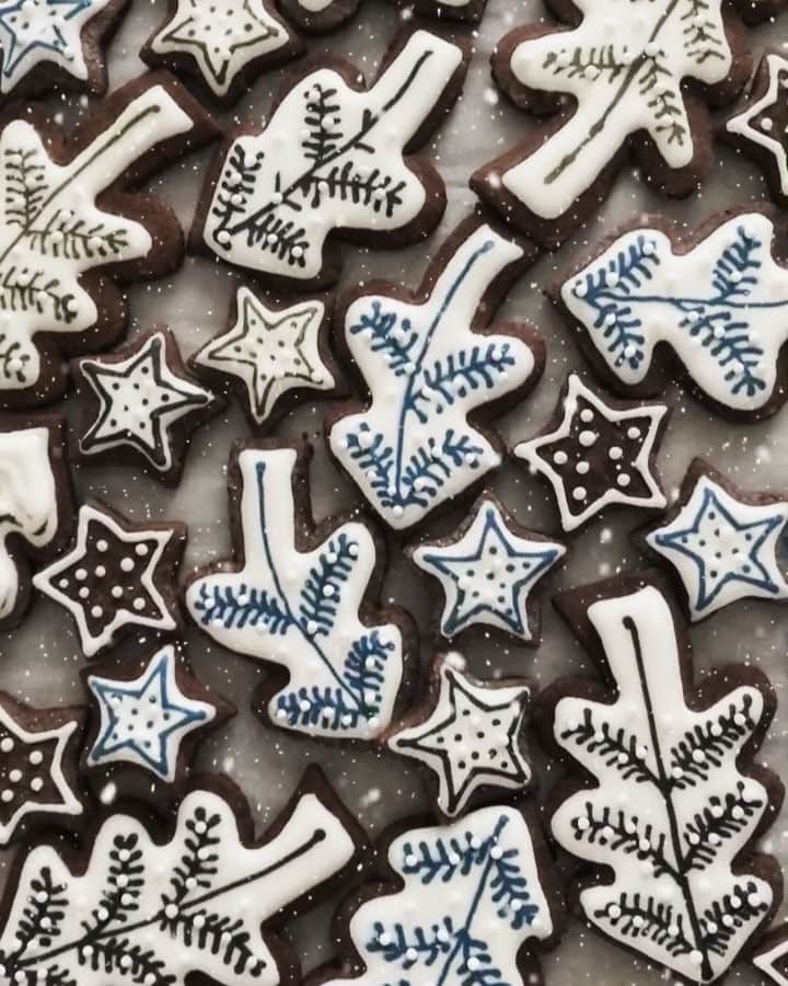 mamiaoyagiのインスタグラム：「🌲🎄Tree cookies🌲🎄 贈りもの用のアイシングクッキー。 毎日通る森のパインツリーが美しくて、それをイメージしてみて作ったもの。 ケーキにも飾ろうかなと思っています𖢔𖠰𖢔ࡀº」
