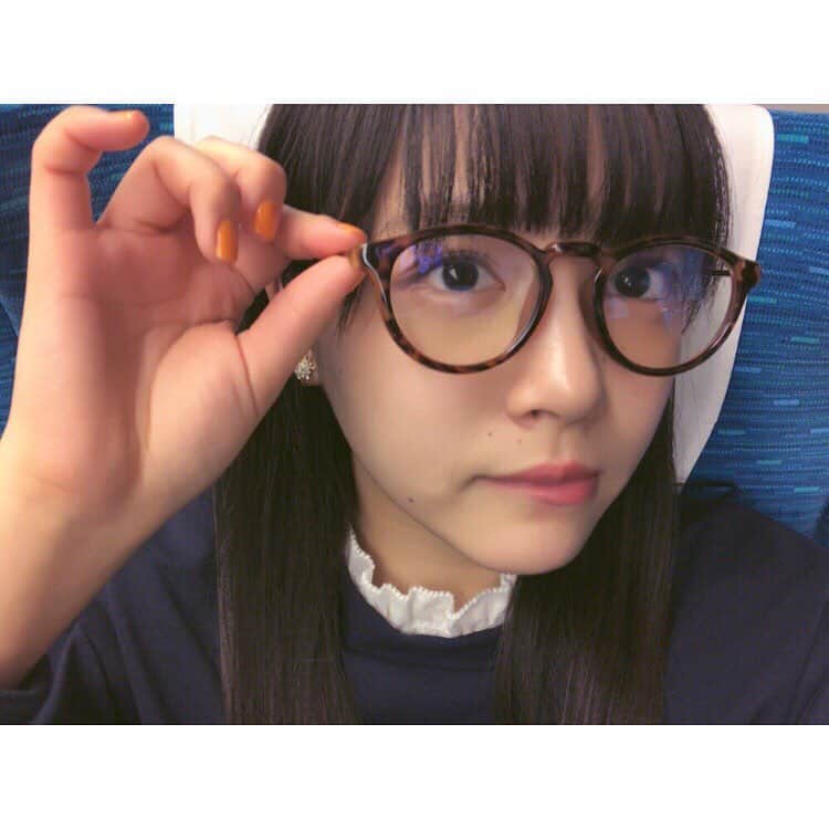 中山莉子さんのインスタグラム写真 - (中山莉子Instagram)「→ ㅤㅤㅤ ㅤㅤㅤ ブルーライトカットメガネ〜🤓ㅤㅤㅤ ㅤㅤㅤ ㅤㅤㅤ #LOVEberry vol.11発売中です！ㅤㅤㅤ ぜひチェックしてください♪ ㅤㅤㅤ ㅤㅤㅤ よし！#武道館 レッスン頑張ります。ㅤㅤㅤ ㅤㅤㅤ  #glasses#私立恵比寿中学#エビ中ㅤㅤㅤ」12月22日 13時31分 - nakayama_riko_official