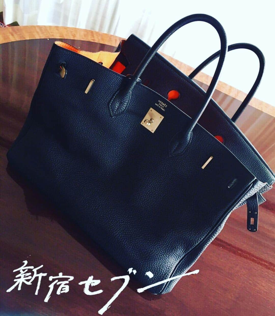 夏木マリさんのインスタグラム写真 - (夏木マリInstagram)「新宿セブン、シノブさんの質草は、  バーキン👜  生意気だった頃 parisでオーダーした エルメス、バーキン40トゴブラック、 インサイドをエルメスオレンジにした。 収納力が抜群だけど 沢山の思い出も収まってる、、、 と、言うわけで、  今夜「新宿セブン」ついに最終話！  え！！と言う展開でございます💥 スカパラの兄貴達も、参戦！  絶対見逃さないでね！ ＯＡ違うみんな、一足先にごめん。 ©観月 昴・奥 道則/日本文芸社 ©2017「新宿セブン」製作委員会  #新宿セブン #テレビ東京 #ドラマ24 #上田竜也 #中村倫也 #大野いと #家入レオ  #野波麻帆 #24時12分 #最終話 #シノブさん #NATSUKIROCK #n #marinatsuki #m #夏木マリ」12月22日 13時32分 - mari_natsuki