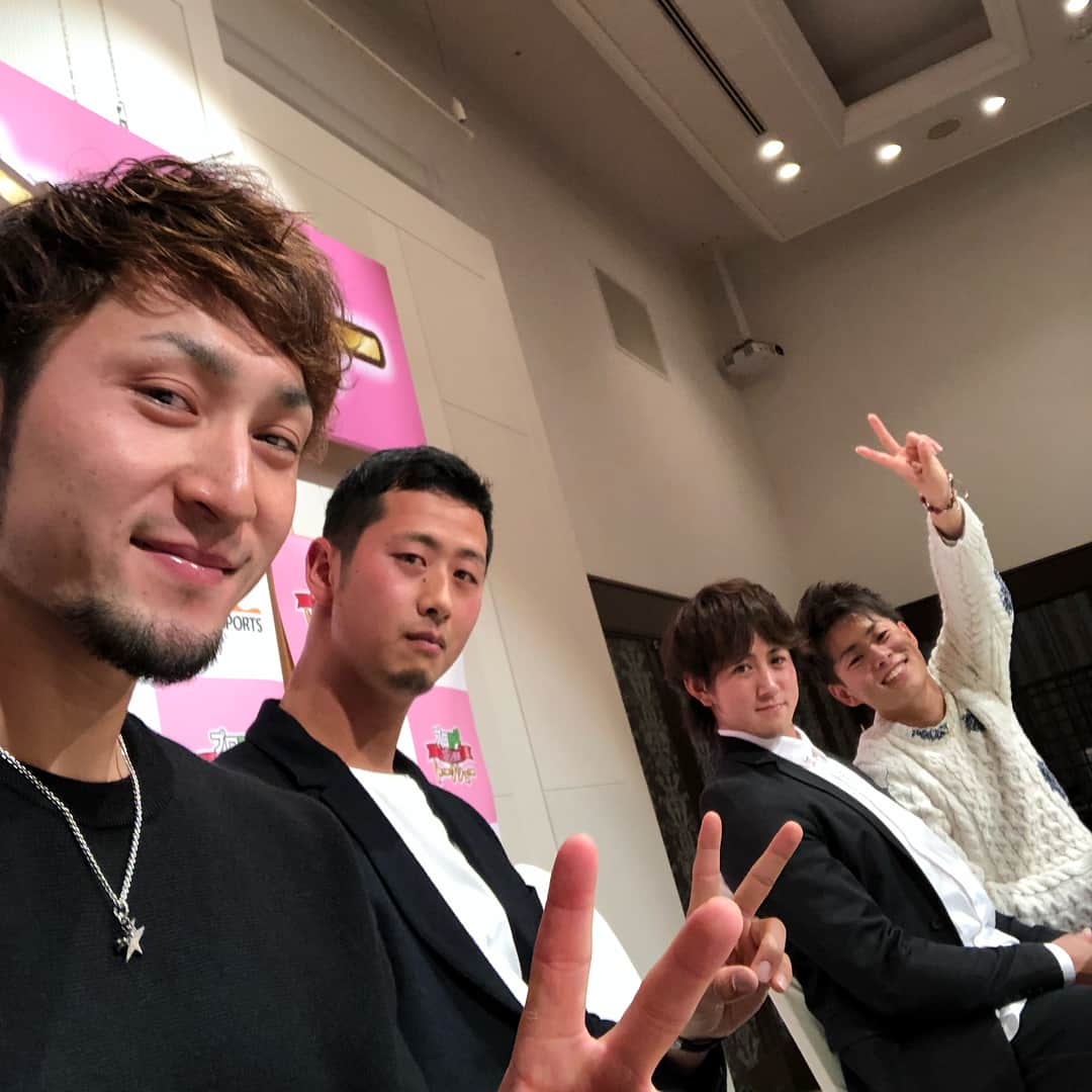 伊藤光さんのインスタグラム写真 - (伊藤光Instagram)「昨日はトークショーでした！ あっという間に終わってしまいましたが、自然な感じで話したりできたのでよかったし楽しかったです😬 またこういう機会があればいいな😬 ありがとうございました‼️ #伊藤光 #吉田一将 #小田裕也 #山岡泰輔」12月22日 14時29分 - hikaruitoh29