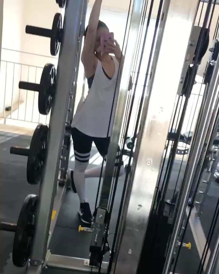 川戸沙羅のインスタグラム：「🏋🏼‍♀️Today's WORKOUT MENU🏋🏼‍♀️ 【脚】 ・スクワット ・ブルガリアンスクワット(スミスマシン) ・グッドモーニング (スミスマシン) ・レッグプレス ・ハムフレクサー ・ワンハンドデッドリフト ・スティフレッグデッドリフト ・インナーサイ ・アウターサイ ・カーフレイズ  トレ後は プロテイン30g+バナナ+グルタミン💪  そしてあんぱんも食べた🤤💕 減量開始目標まで後1ヶ月✨  #workout #bodymake #traning #fitness #fitnessmodel #fitnessgirl  #bodymake  #筋トレ女子 #腹筋女子 #ダイエット #ダイエット女子 #ボディメイク #美脚 #美尻 #くびれ #女性パーソナルトレーナー #赤坂 #赤坂ジム #トレーニング #筋トレ #ダイエットレシピ #ヘルシーランチ #赤坂ランチ #赤坂ディナー #フィットネスモデル #モデル #フィットネス女子 #フィットネスウェア」