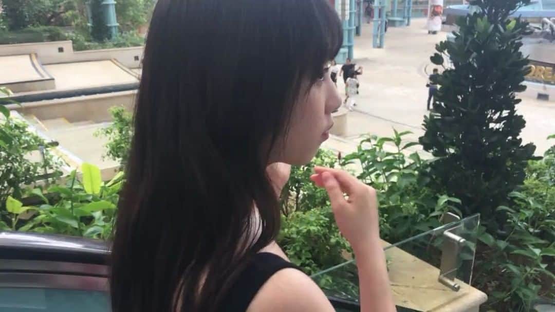 のインスタグラム：「！！！！ 念願の USS （ユニバーサルスタジオシンガポール） へ！！！ 意気込み中の 与田ちゃん✨  インスタもいよいよ 終わりへ近づいてゆきます。 #日向の温度発売まであと４日 #USS #与田ちゃん #シンガポール #テンション高め #与田祐希 #乃木坂46 #日向の温度」