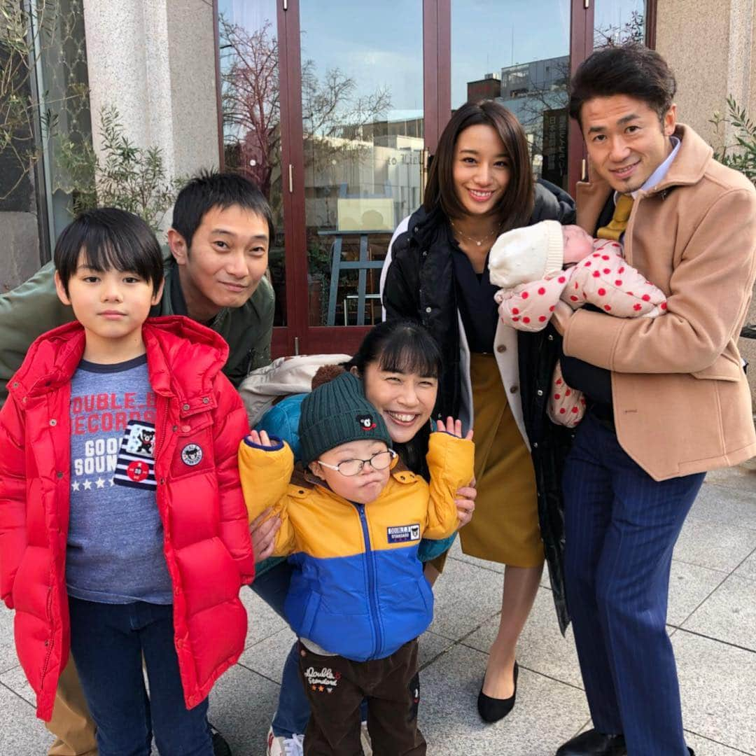 金曜ドラマ『コウノドリ』のインスタグラム：「コウノドリ🐣カウントダウン❗️ #佐野夫婦 #高橋メアリージュン #ナオトインティライミ #どんな家族になったかな #木村家族 #奥山佳恵 #楽士くんは小さな監督 #みんなでワイワイ #コウノドリ #最終回まで #あと6時間 #今夜は #チームコウノドリの集大成 #ぜひリアルタイムでご覧下さい #コウノドリロス #いよいよ #終わりが #電波ジャックもあと少し #綾野剛 #松岡茉優 #吉田羊 #坂口健太郎 #星野源 #大森南朋」