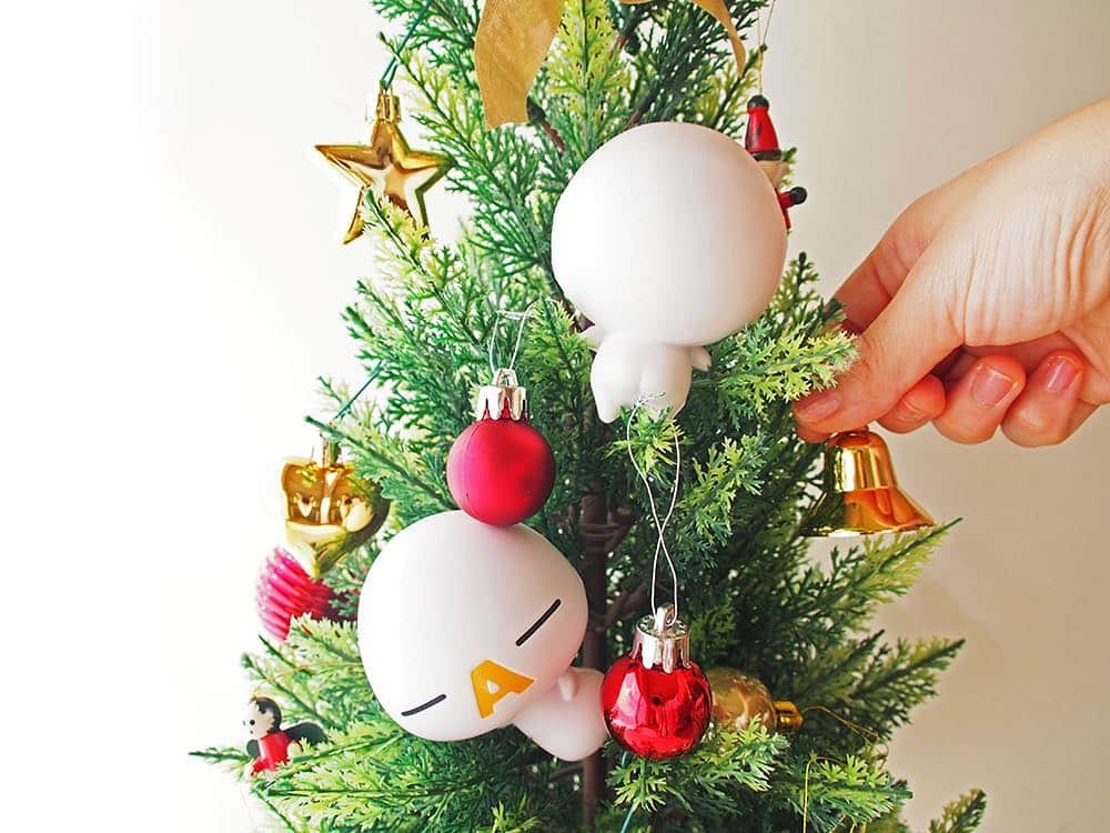 ざっくぅ 公式Instagramさんのインスタグラム写真 - (ざっくぅ 公式InstagramInstagram)「今日はツリーを用意してクリスマスの準備🎄 オーナメントはバランスよく配置して…。 ざっくぅもお手伝いしてくれるみたい💖 楽しいクリスマスになりそうだね♪ ・ #クリスマス #クリスマス準備 #クリスマスツリー #クリスマス大好き #オーナメント #冬 #冬限定 #12月 #準備 #飾りつけ #お手伝い #楽しもう #ありがとう #christmas #xmas #christmastree #ぬい撮り #ざっくぅ #jcom #ざっくぅ大好き」12月22日 17時00分 - zaq_official